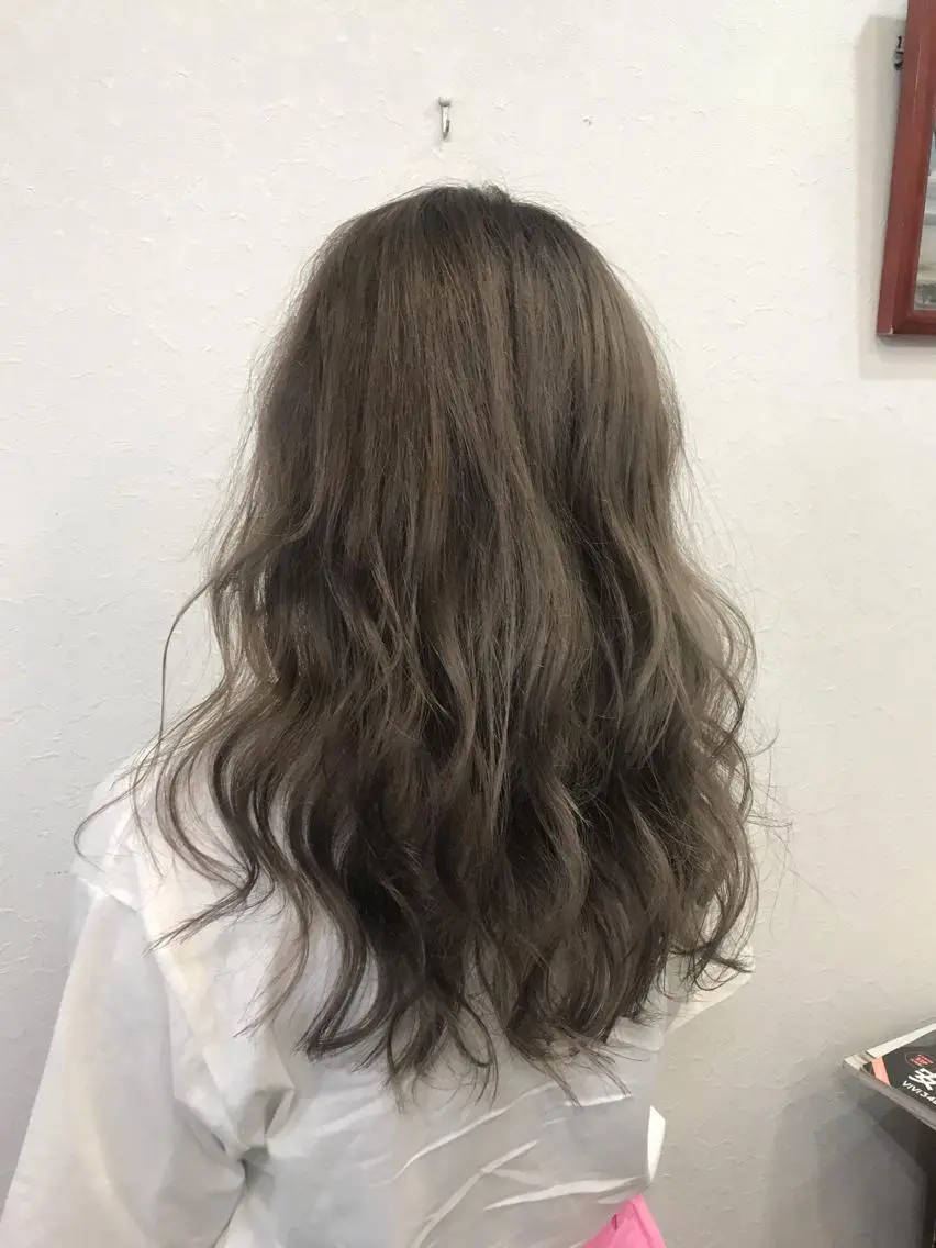 ロング カラー ベージュカラー ブリーチ 色落ちまでキレイに！ ！女性サロンのヘアスタイル