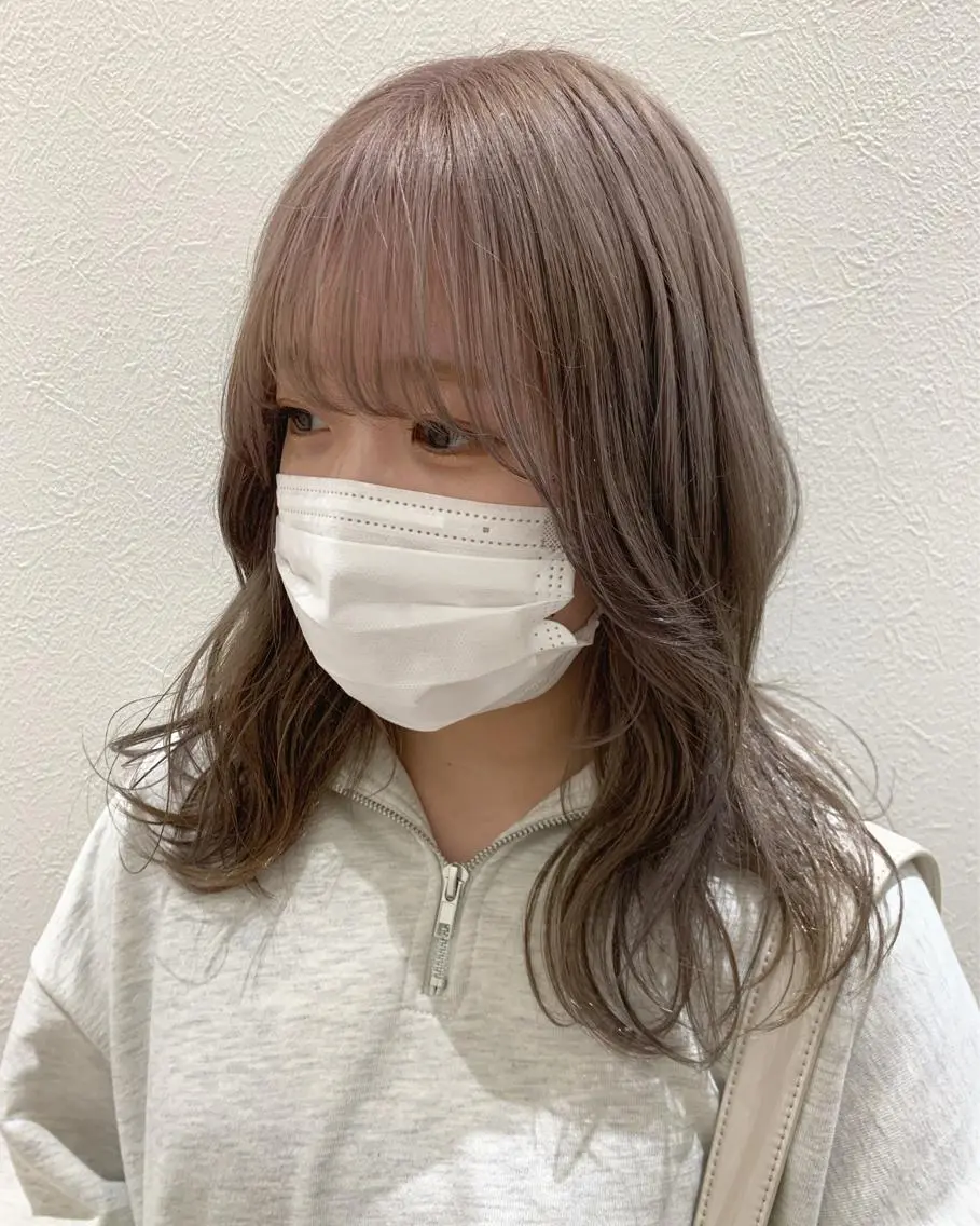セミロング カラー ベージュカラー ブリーチ シルバー シルバーベージュ カット ヘアカラー トリートメント hubhair レイヤー/透明感のヘアスタイル