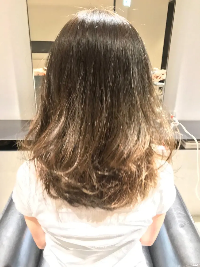 セミロング カラー アッシュ ダブルカラー グラデーションカラー イルミナカラー 上條 航平のヘアスタイル