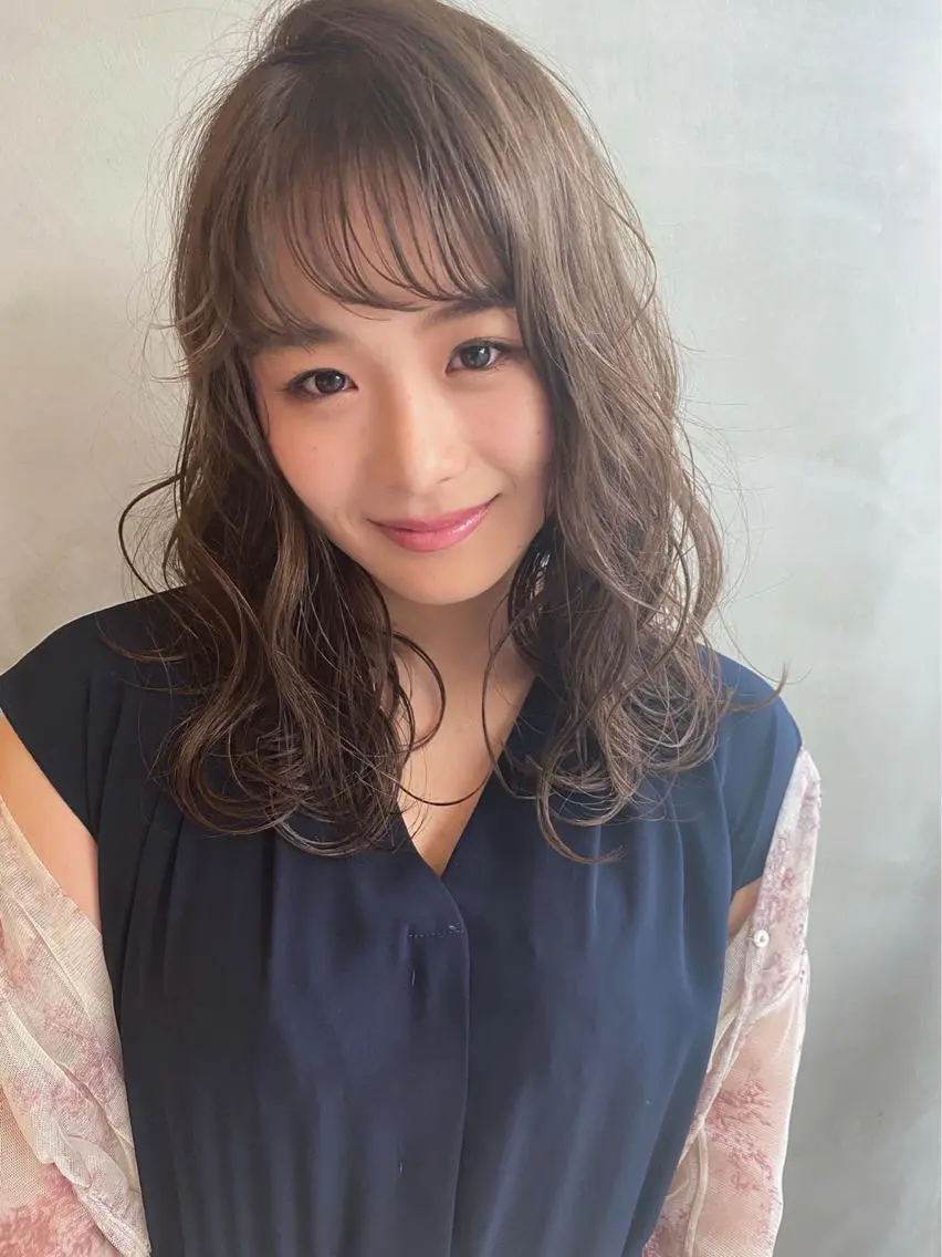 セミロング カラー ヘアアレンジ ネイル マツエク・マツパ 透明感カラー ハイライトカラー 外国人風カラー ハイライト 外ハネヘア 夜23時まで予約🉑 reverieあきらのヘアスタイル