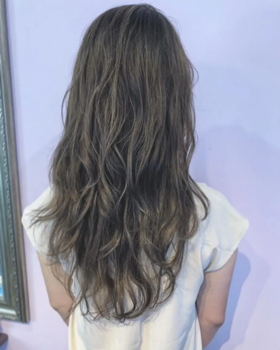 ロング カラー パーマ ロングレイヤー ブリーチ デザインカラー ハイライトカラー ブリーチなしカラー ヘアカラー トリートメント 細川 亮のヘアスタイル