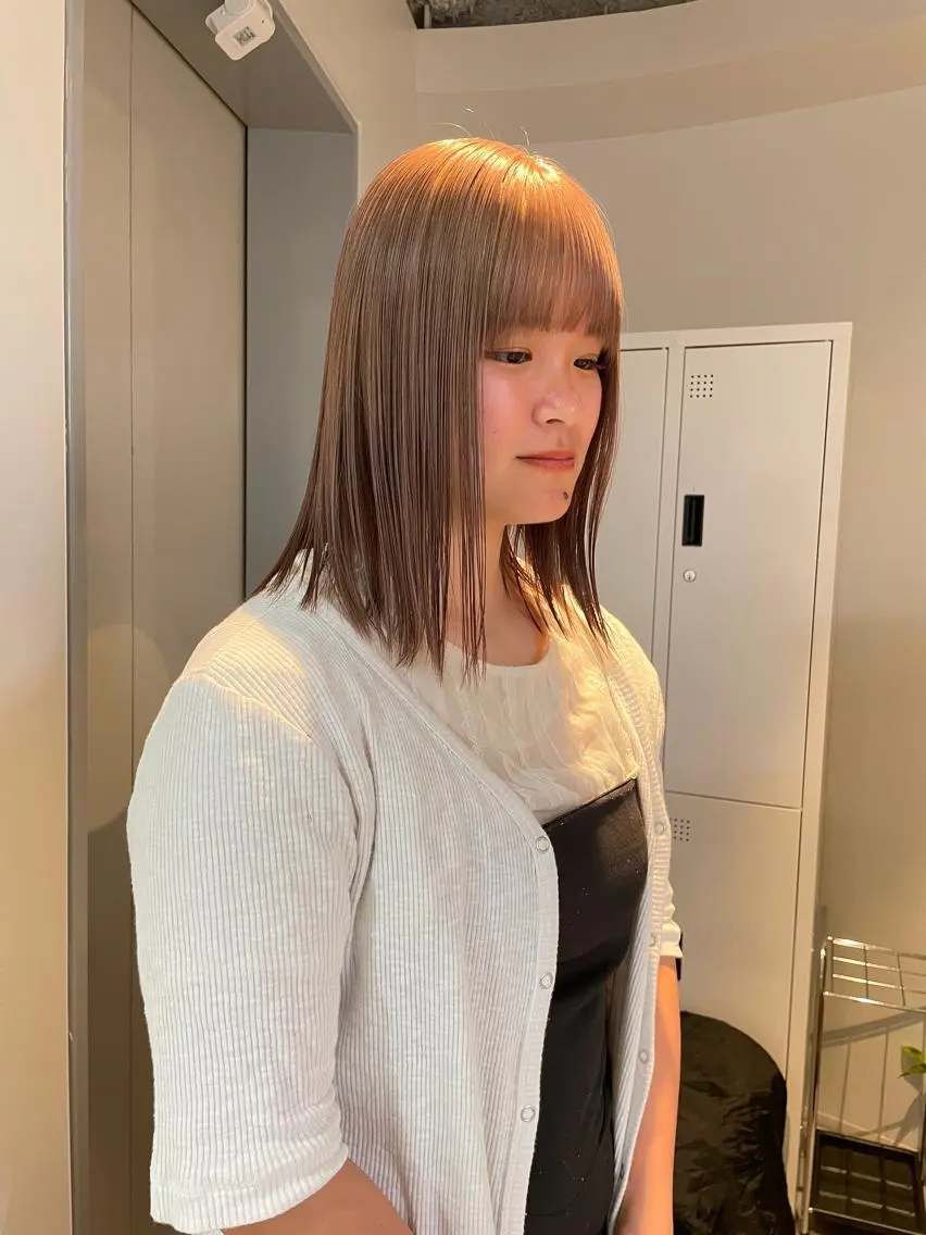 ミディアム カラー 切りっぱなしボブ レイヤー/縮毛矯正のヘアスタイル