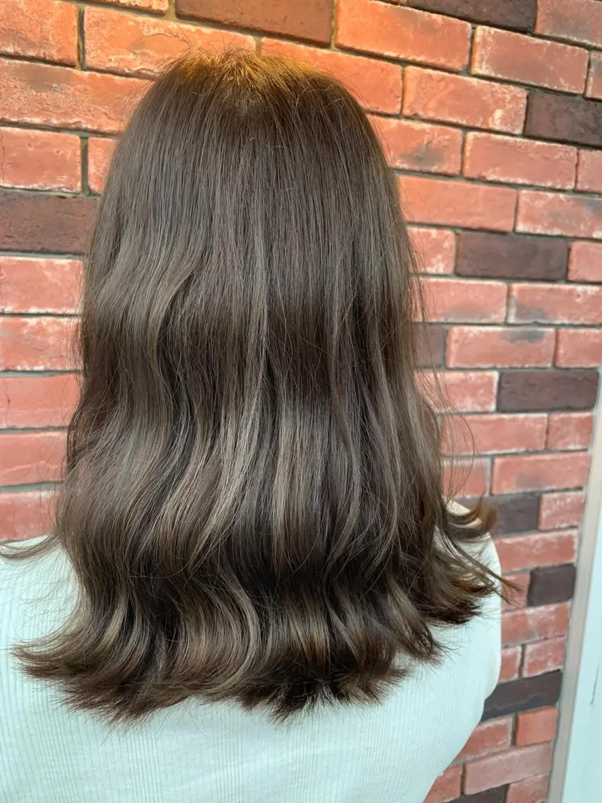 セミロング カラー グレージュ カーキグレージュ 工藤 萌香のヘアスタイル