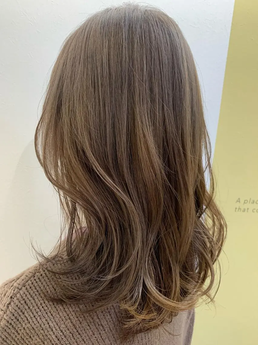 ミディアム カラー ベージュカラー ブリーチ ミルクティーベージュ カット ヘアカラー トリートメント hubhair レイヤー/透明感のヘアスタイル