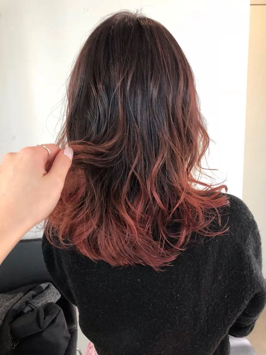 セミロング カラー グラデーションカラー ピンクカラー レッドカラー 榎園 由美のヘアスタイル