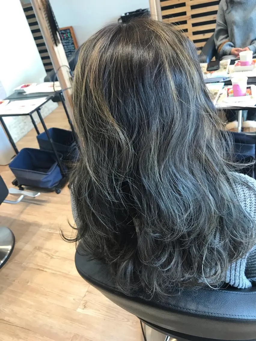 セミロング カラー ベージュカラー グレージュ ハイライトカラー ミント ハイライト ヘアカラー 大久保 隆蔵のヘアスタイル