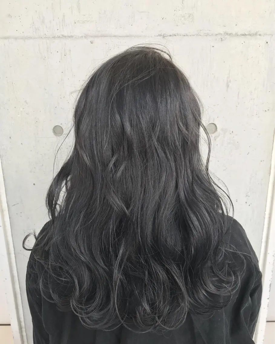 セミロング カラー ブリーチ ネイビーカラー &SONS 小林亨のヘアスタイル