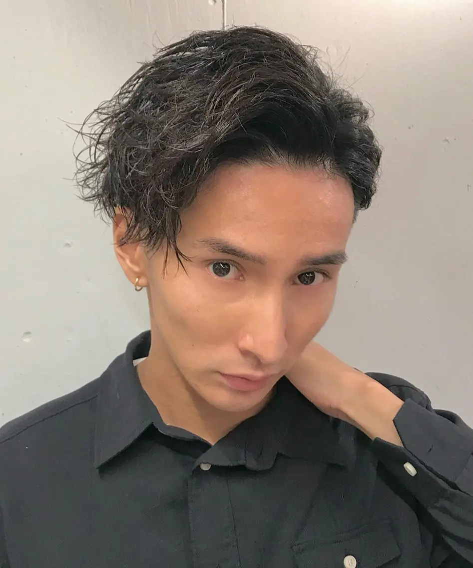 ショート カラー パーマ ヘアアレンジ メンズ アップバング ツーブロック 刈り上げ 野木 良平のヘアスタイル