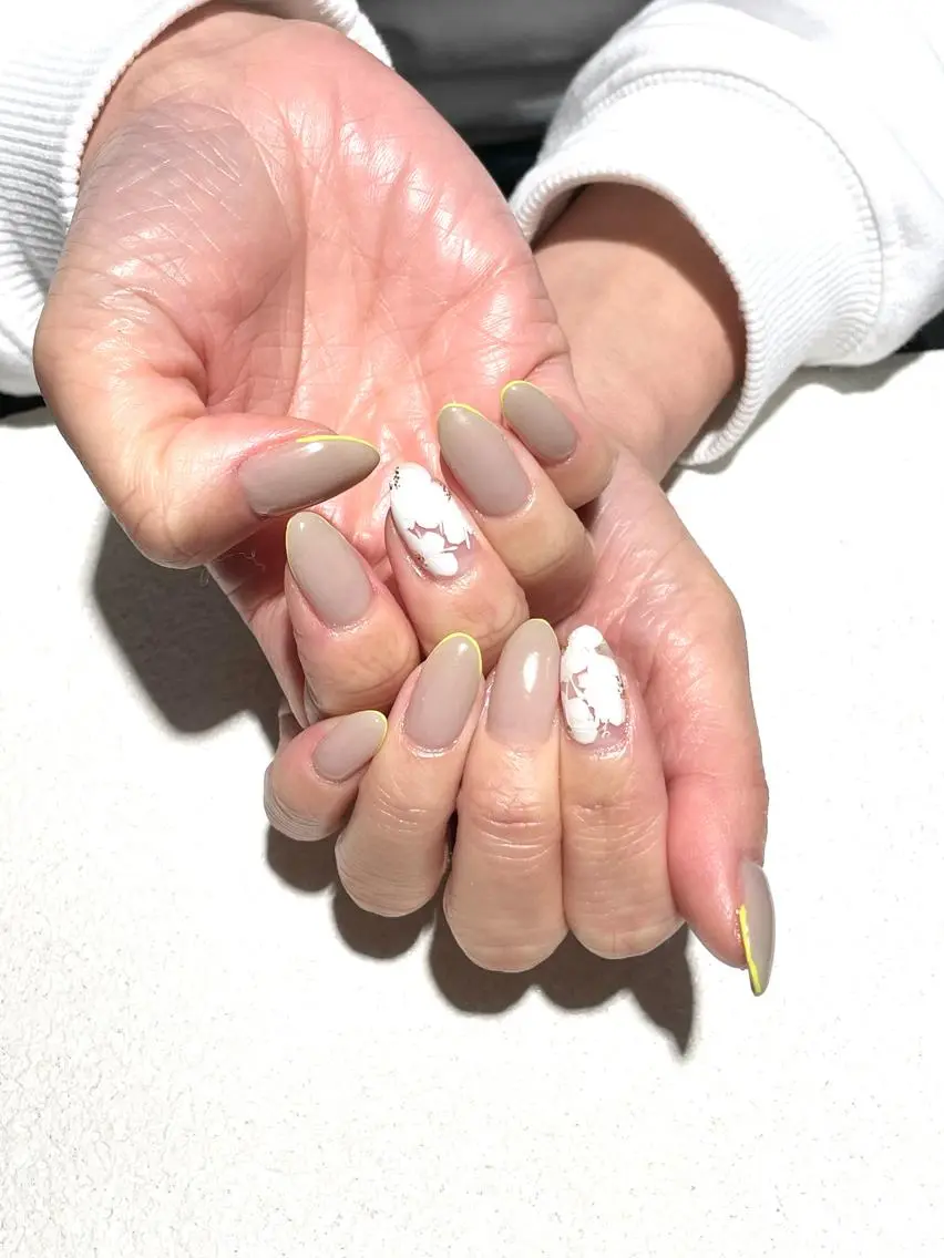 ネイル フラワーネイル シンプルネイル 黄色 ハンドネイル フットネイル Aila.nail _F_AYUMIのネイルデザイン