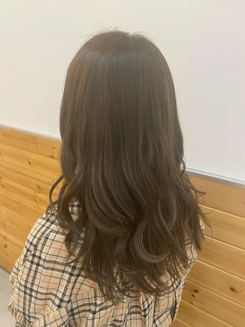 ロング カラー グレージュ 草野 奈扇のヘアスタイル