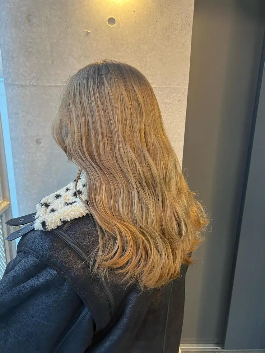 セミロング カラー ベージュカラー ブリーチ ヘアカラー 吉野 瑳桜のヘアスタイル