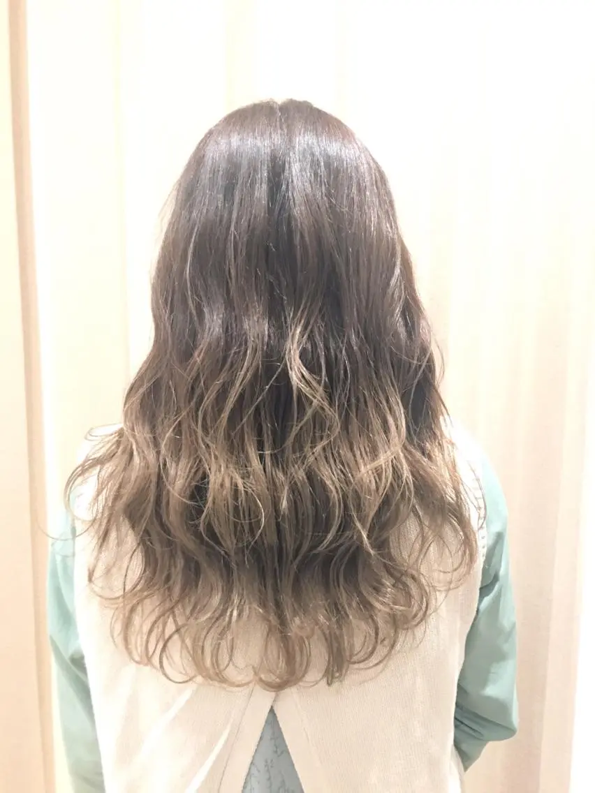 ロング カラー アディクシーカラー グラデーションカラー イルミナカラー Zina SAKIのヘアスタイル