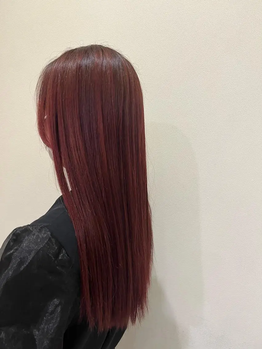 ロング カラー ブリーチ カシス ブリーチなしカラー レッドカラー 椎名 紗愛のヘアスタイル