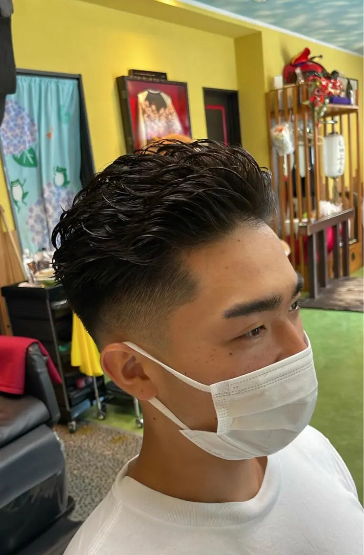 ショート パーマ メンズ フェードカット メンズパーマ 刈り上げ パーマ デザインカラー🏝️ 須賀汐音のヘアスタイル