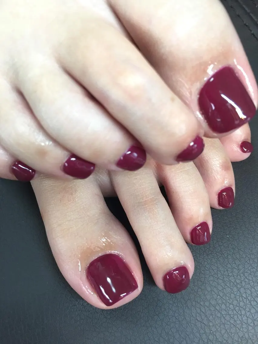 ネイル 赤色 シンプルネイル フットネイル glow_ nailのネイルデザイン