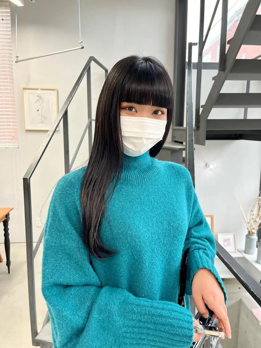 ロング カラー 黒髪 ブルーカラー ブルーブラック ロング 山口 モエのヘアスタイル