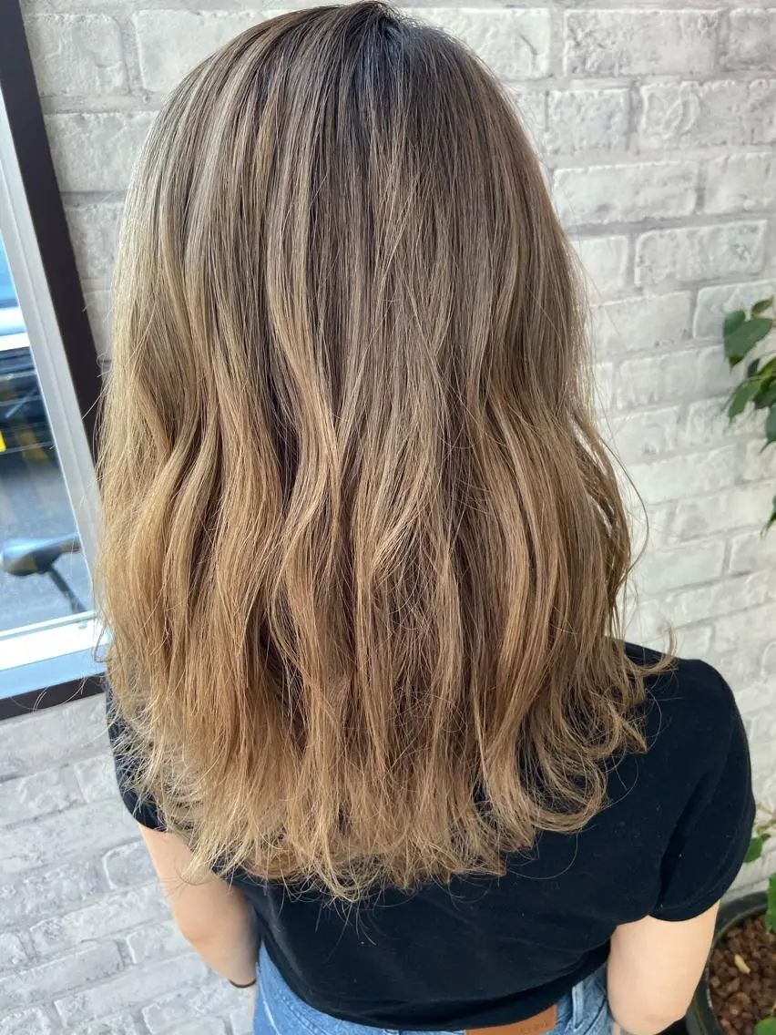 セミロング カラー ベージュカラー ブリーチ 透明感カラー Oopsレイヤー 加藤澄都のヘアスタイル
