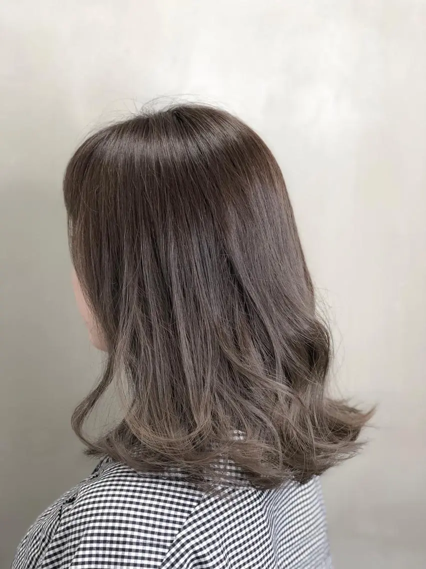 ミディアム カラー バレイヤージュ シルバー レイヤーカット 【透明感、艶髪】西村 有司のヘアスタイル