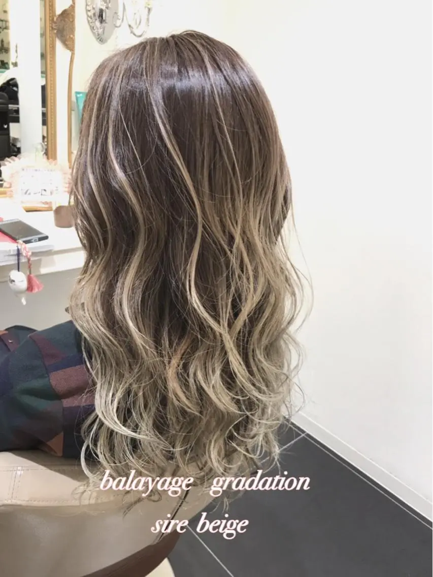 ロング カラー バレイヤージュ ベージュカラー グラデーションカラー シアーベージュ レイヤーカット カット ヘアカラー 山崎俊輔/髪質改善 /バレイヤージュのヘアスタイル