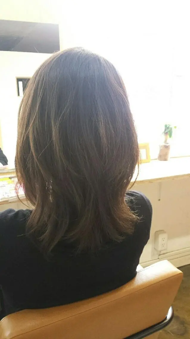 ミディアム カラー ミディアムレイヤー レイヤーカット 🔳髪質改善🔳 岡本陽のヘアスタイル