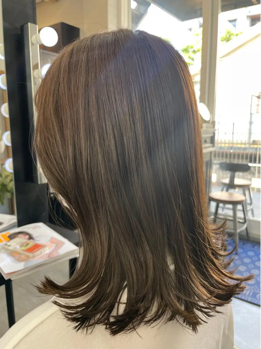 ミディアム カラー ベージュカラー オリーブベージュ 外ハネヘア カット ヘアカラー トリートメント ブリーチなし透明感 タケザワミキのヘアスタイル