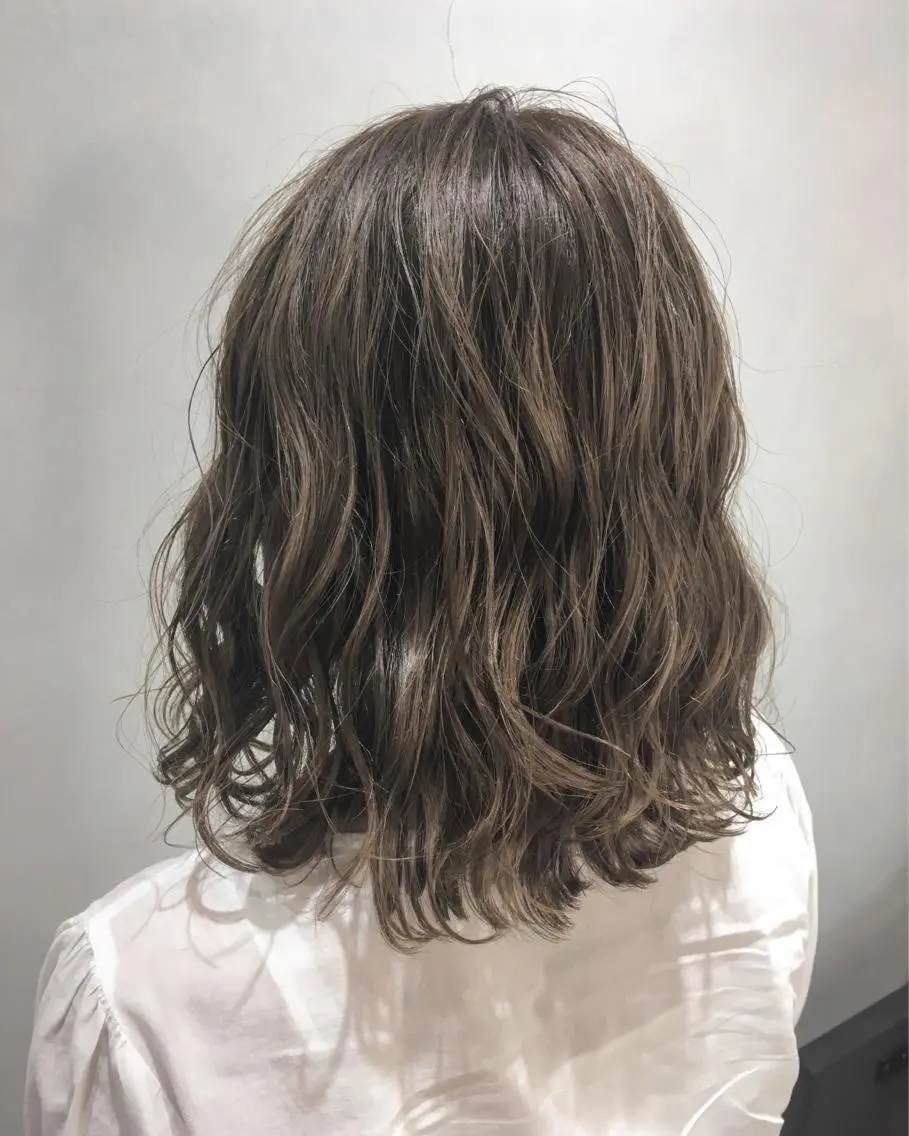 ミディアム カラー ヘアアレンジ ベージュカラー シルバー シルバーベージュ エグチ アキラのヘアスタイル