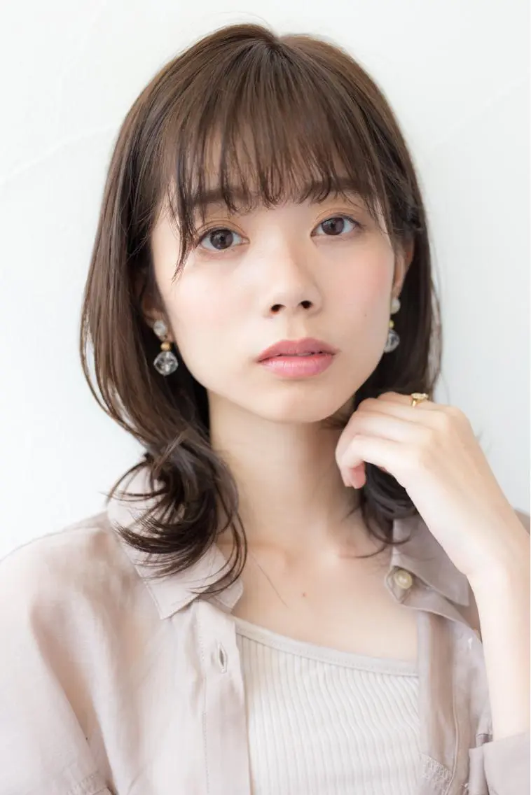ミディアム カラー グレージュ オリーブグレージュ オリーブグレー レイヤーカット Ash中目黒店 榊間茜のヘアスタイル