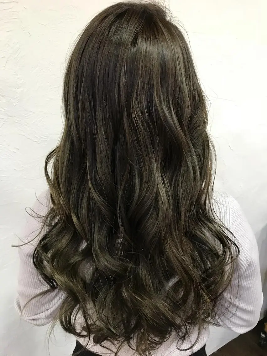 ロング カラー グレージュ 伊藤 優希のヘアスタイル