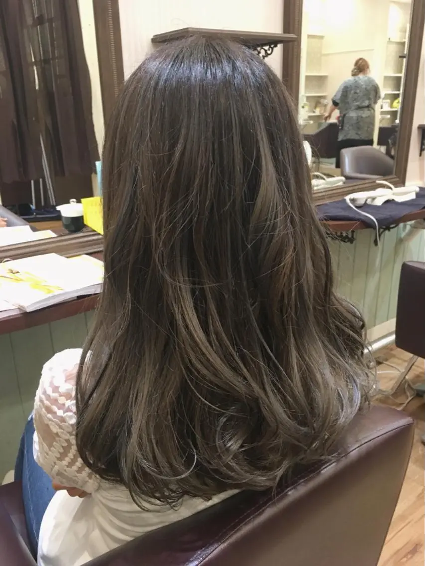 ミディアム カラー グレージュ ハイライトカラー ハイライト ビーズアモール 豊田店のヘアスタイル