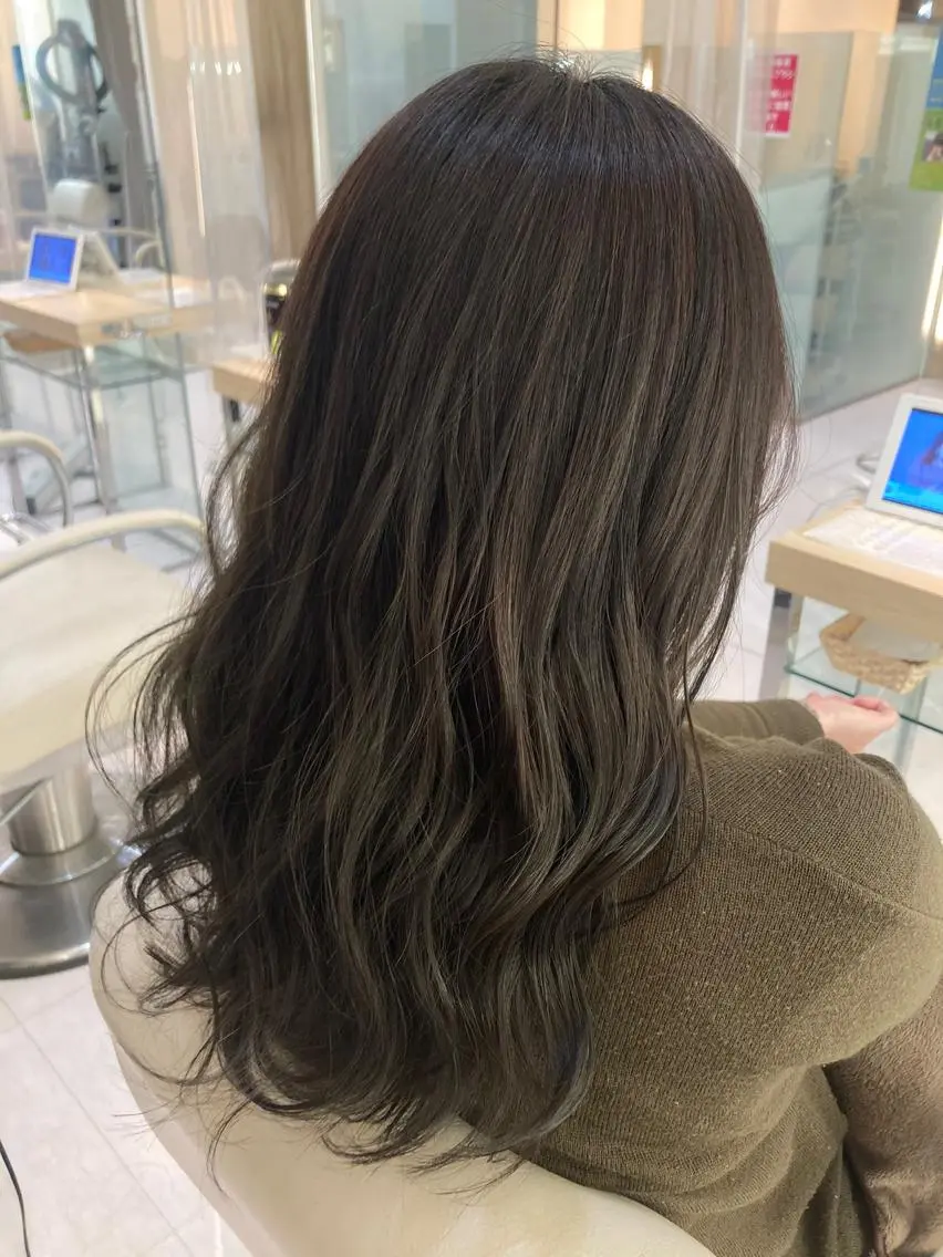ロング カラー アッシュ オリーブカラー 後藤 瑞季のヘアスタイル