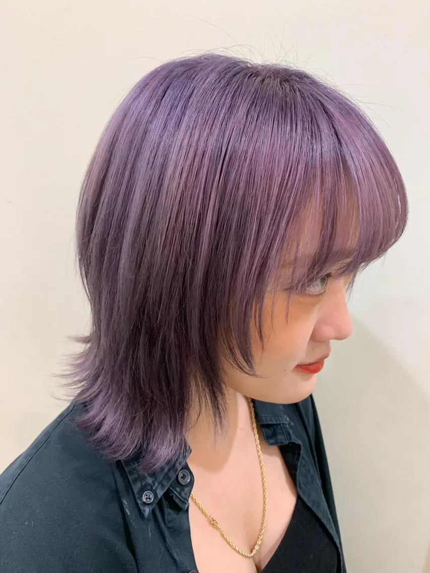 ミディアム カラー ブリーチ ピンクカラー レッドカラー レイヤーカット ウルフカット ぱつっとボブ/ 小野あかねのヘアスタイル