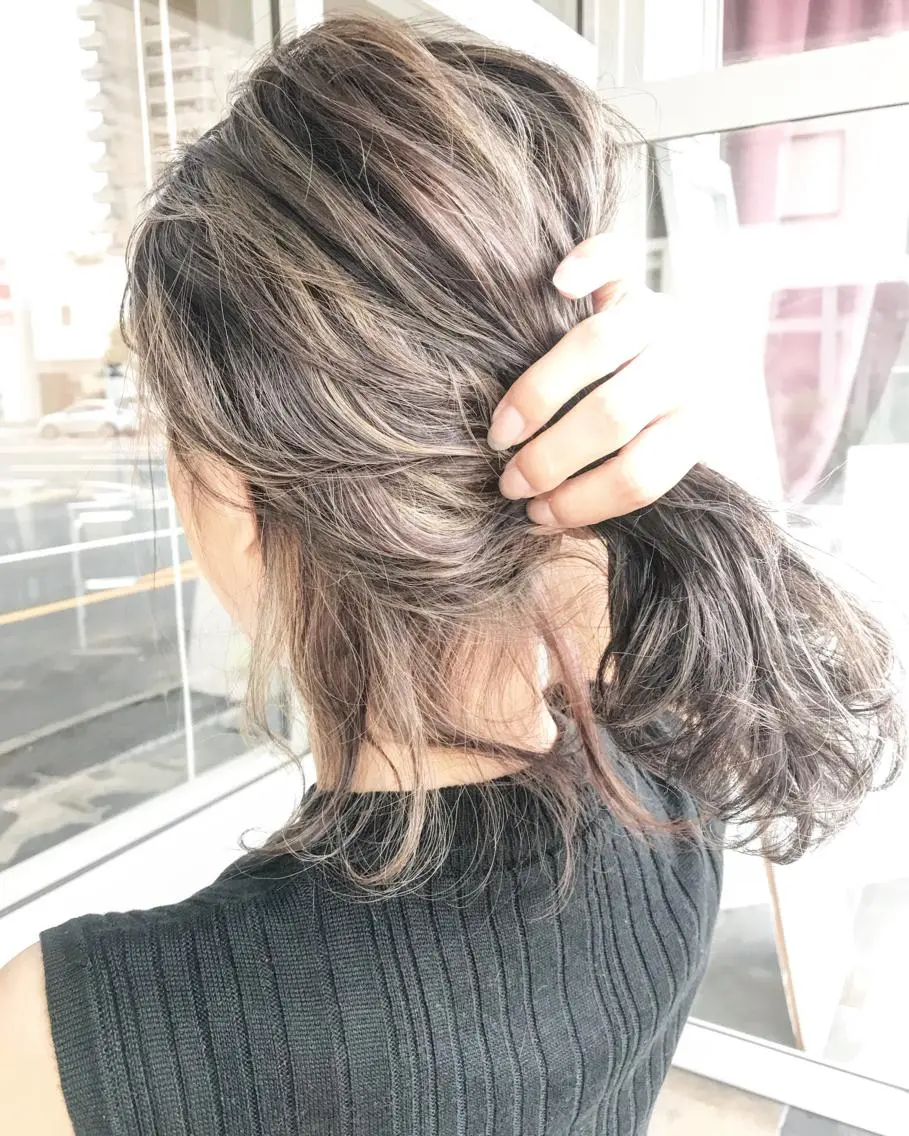 ミディアム カラー ヘアアレンジ お団子ヘア 切りっぱなしボブ バレイヤージュ ブリーチ グラデーションカラー Mariana/ 鶴原-ハイライトのヘアスタイル