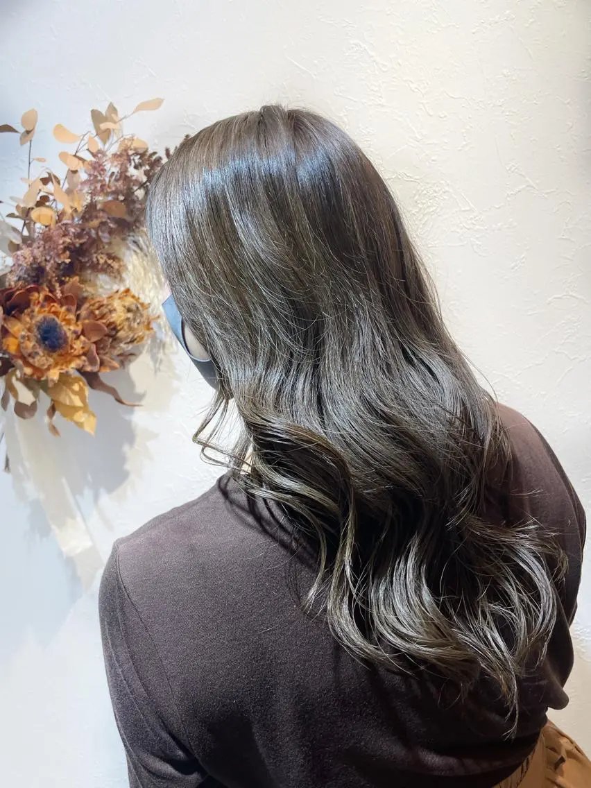 ロング カラー グレージュ ハイライトカラー ハイライト レイヤーカット 岩崎 つぐみのヘアスタイル