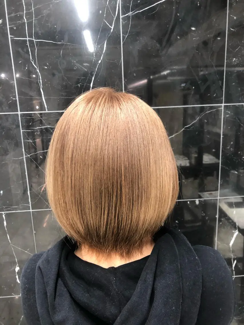 カラー ベージュカラー ブリーチ ハイライトカラー ミルクティーベージュ 髪質改善 レイヤーカット 早崎太生のヘアスタイル