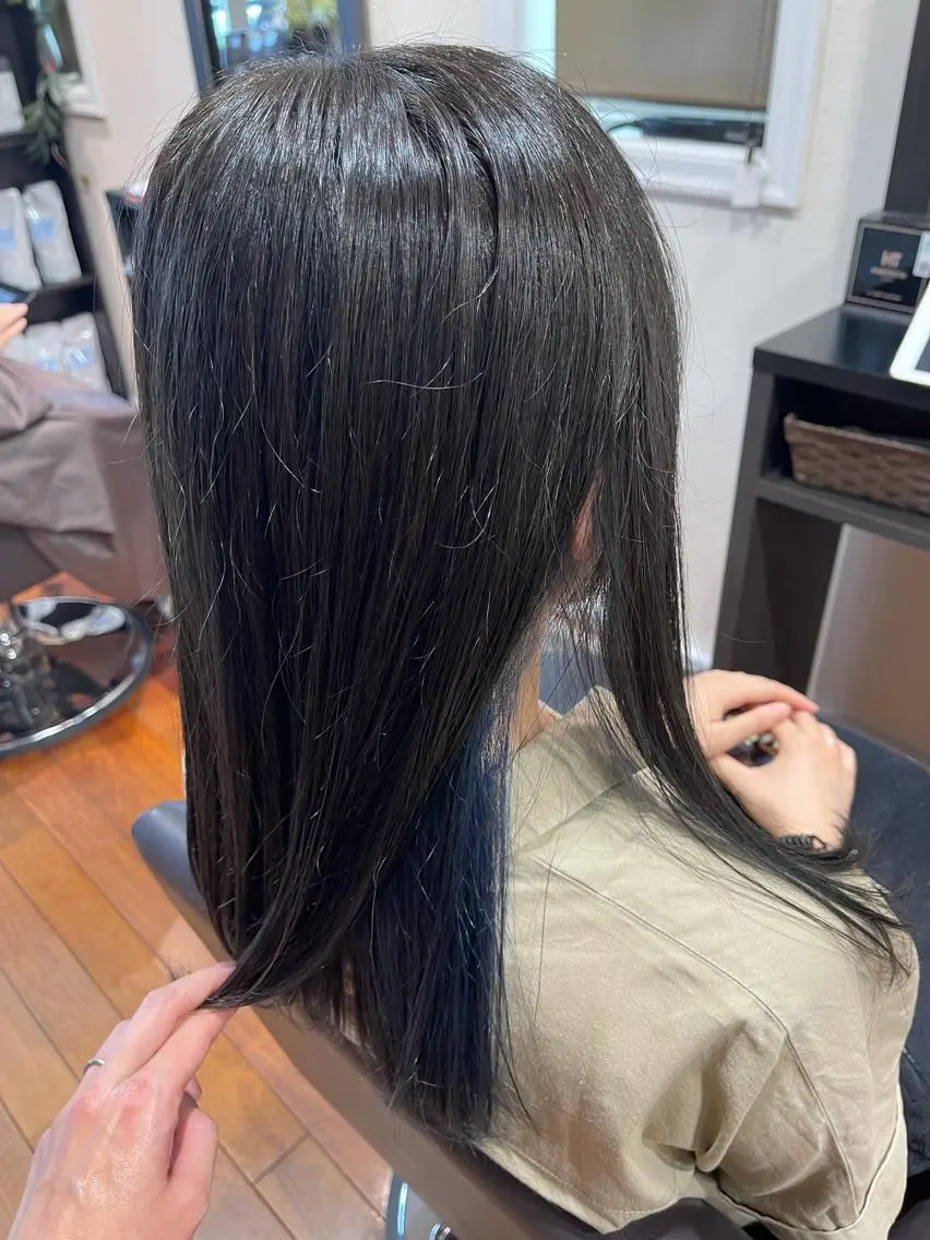 ロング カラー ブリーチ ネイビーカラー 猪ノ原 弘子のヘアスタイル