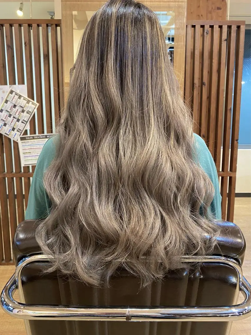 ロング カラー バレイヤージュ レイヤーカット 白髪ぼかし バレイヤージュ志鎌のヘアスタイル