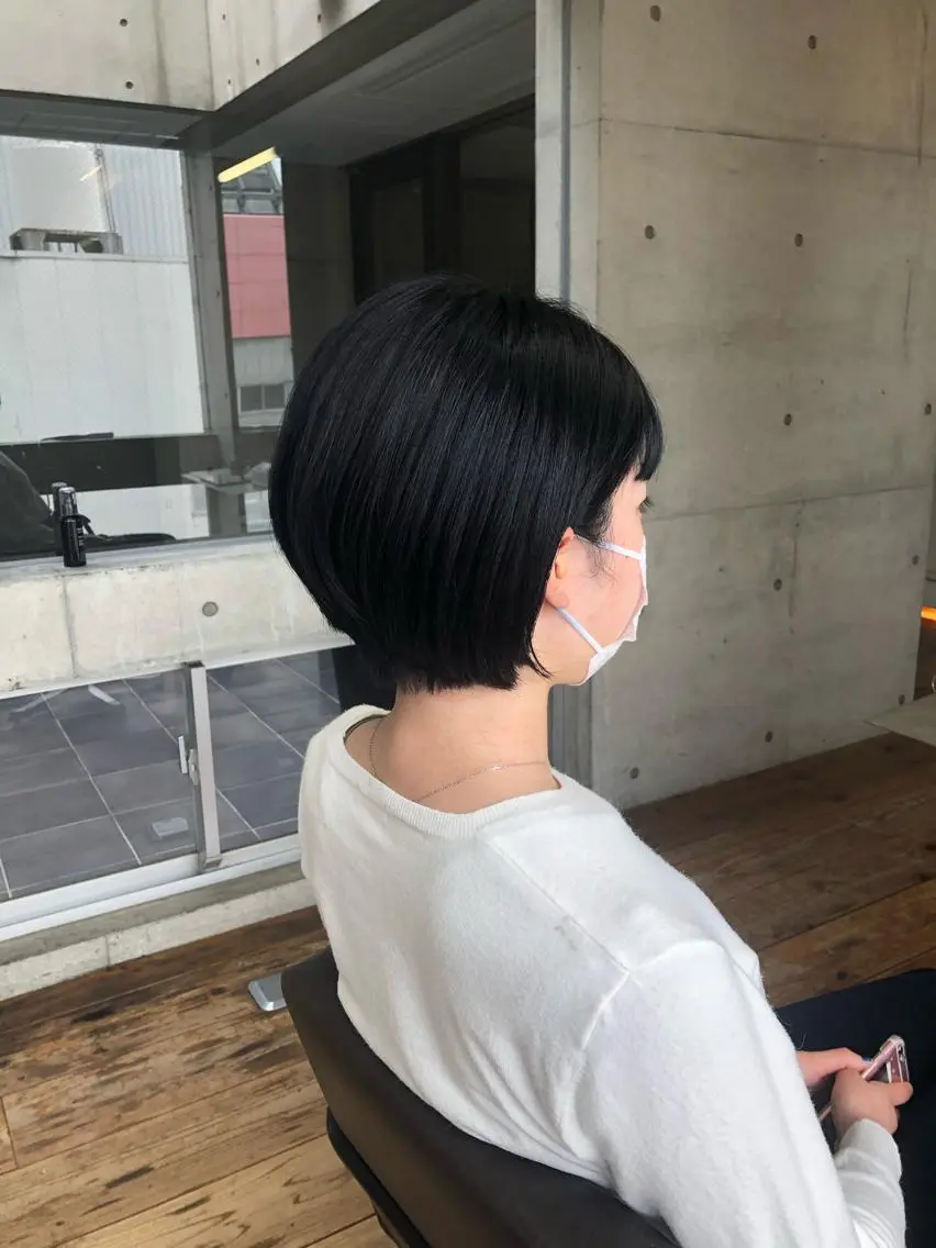 ショート カラー ショートボブ 黒髪 ブルーカラー ブルーブラック ハイトーンカラー カット nagisa /縮毛矯正のヘアスタイル