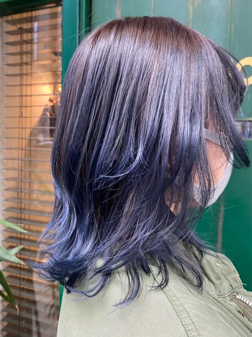ミディアム カラー ブリーチ ネイビーカラー ウルフカット non .のヘアスタイル