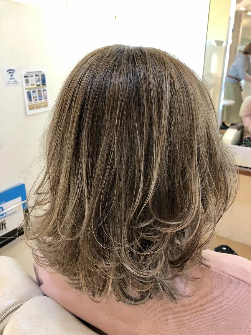 ミディアム ボブ レイヤーカット ローレイヤー ヘアカラー 山岡 徹也のヘアスタイル