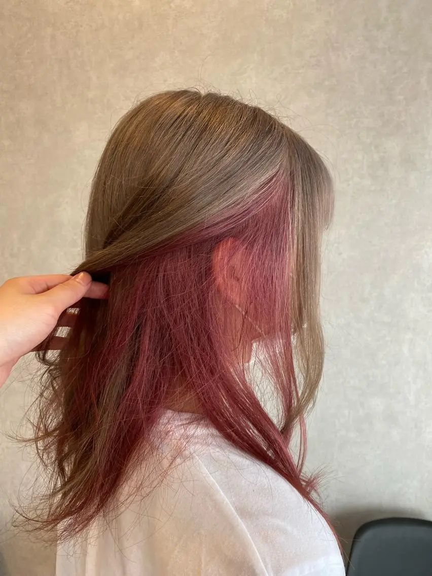 セミロング レイヤーカット・透明 感カラー✨️春山栞菜のヘアスタイル