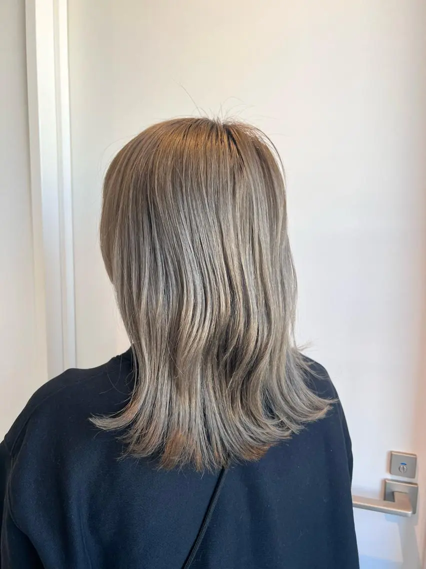 ミディアム カラー ブリーチ グレージュ ヘアカラー 松坂 真衣のヘアスタイル
