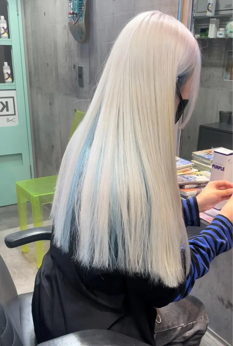 ロング カラー ホワイト&レイヤーカ ットエクステ長畠俊輔のヘアスタイル