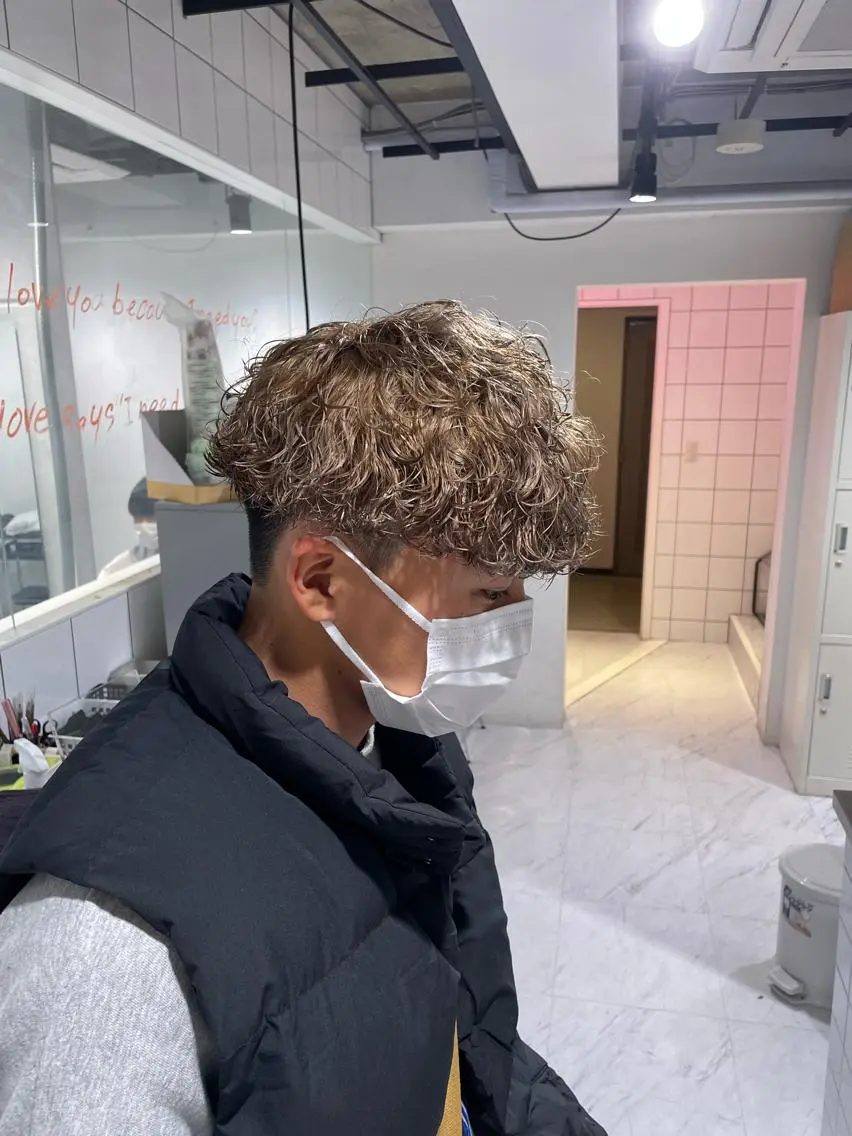 ショート カラー パーマ ヘアアレンジ メンズ アイブロウ メンズブリーチ センターパート メンズハイライト メンズハイトーン マッシュウルフ カット ヘアカラー パーマ トリートメント ヘッドスパ ヘアセット スパイキー/フェザー /波巻き/かいとのヘアスタイル