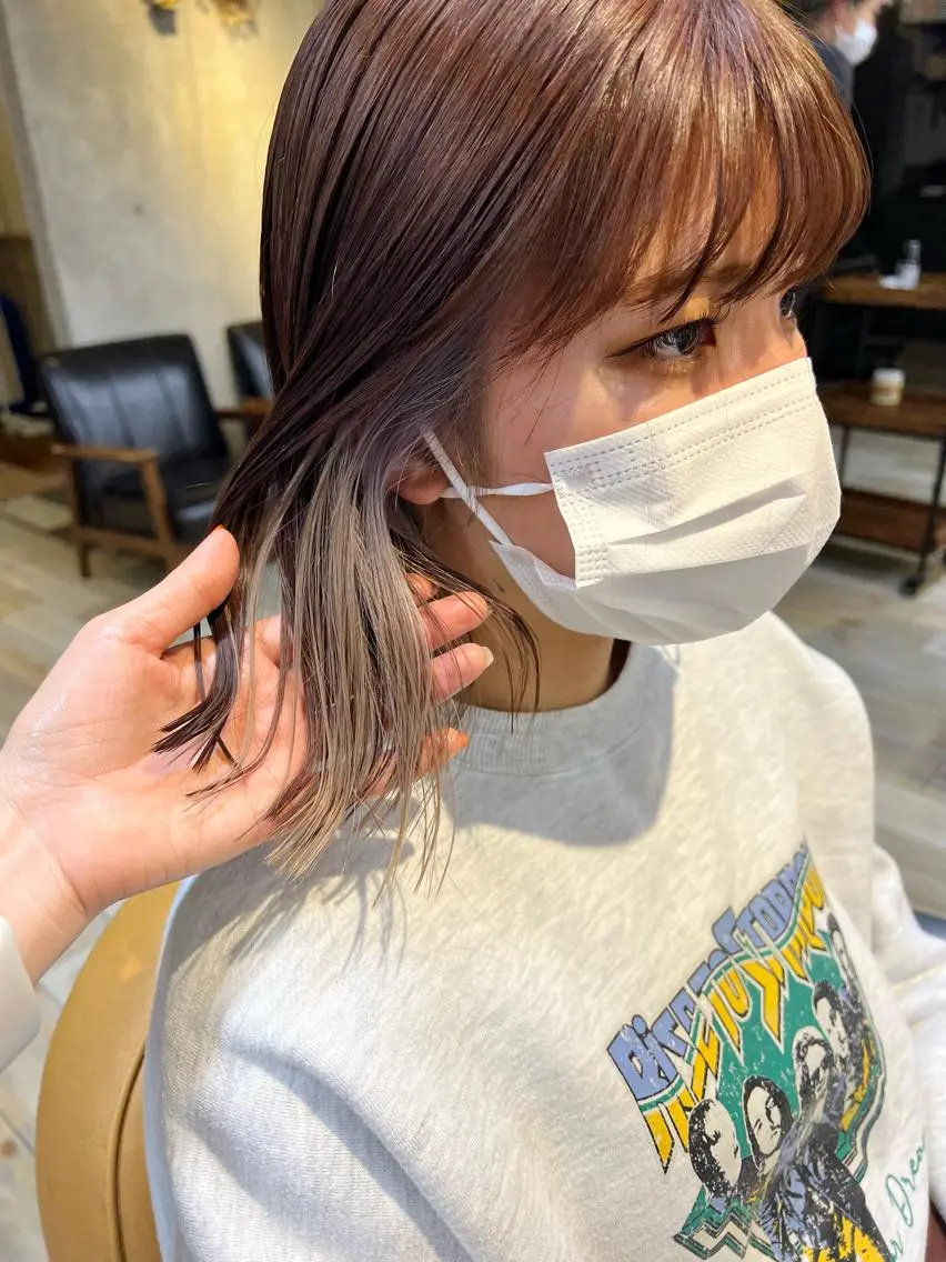 ショート カラー ヘアアレンジ 切りっぱなしボブ ベージュカラー イヤリングカラー グレージュ インナーカラー カット ヘアカラー トリートメント サナ🌱 切りっぱなしボブのヘアスタイル