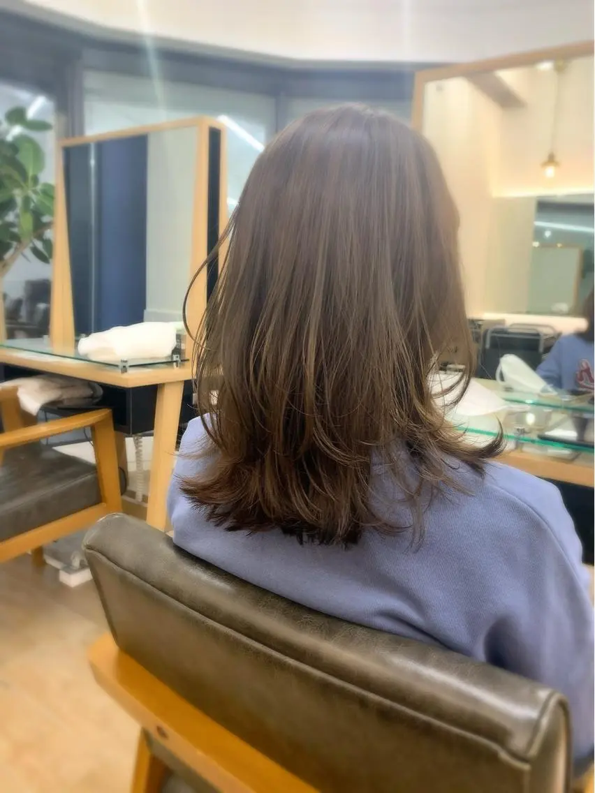 ミディアム カラー パーマ ヘアアレンジ メンズ キッズ ネイル マツエク・マツパ アイブロウ レイヤーカット／ 巻ける縮毛矯正のヘアスタイル