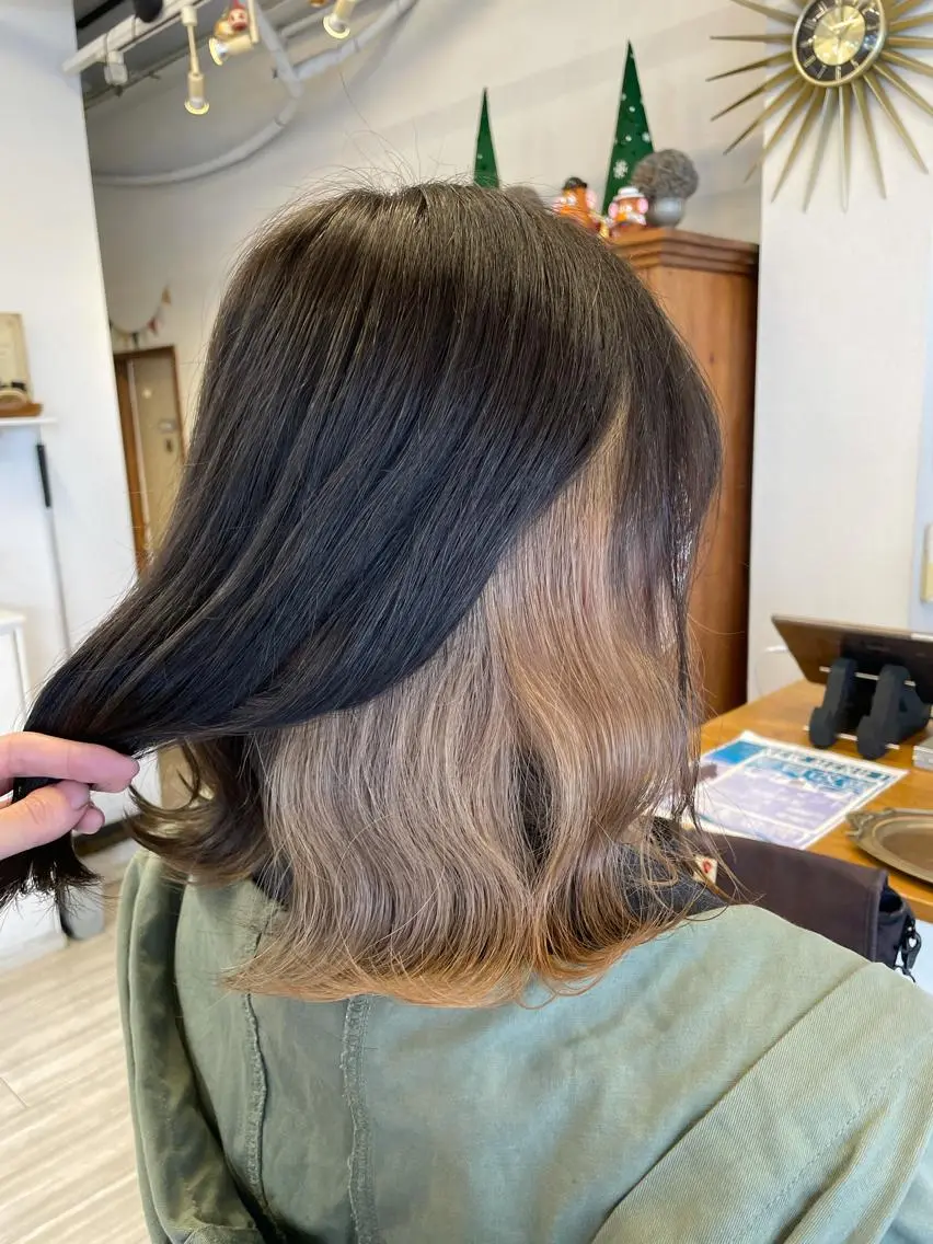 ミディアム インナーカラー 推し ブリーチ 髪質改善のヘアスタイル