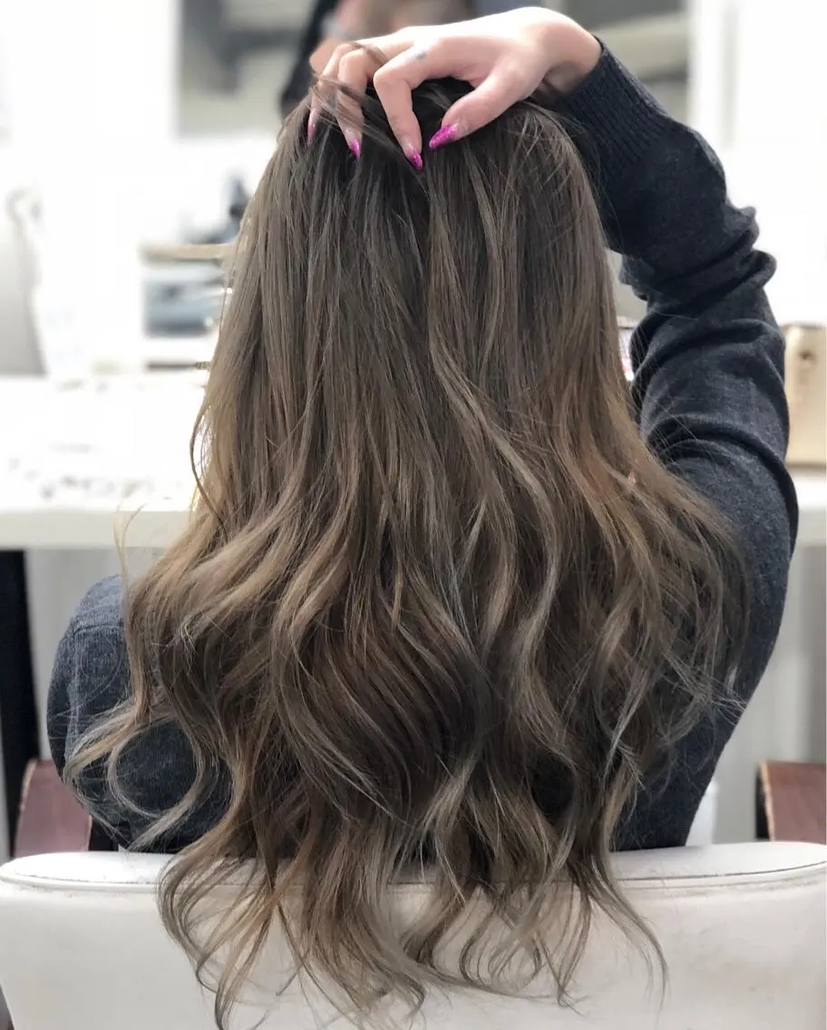 ロング カラー ヘアアレンジ アッシュ ブリーチ グレージュ メッシュ ミルクティーグレージュ 枝毛カット&髪質改善 満足NO.1岡しゃんのヘアスタイル