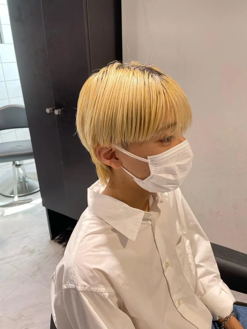 ショート カラー パーマ ヘアアレンジ メンズ アイブロウ センターパート メンズハイライト メンズハイトーン マッシュウルフ マッシュ カット ヘアカラー トリートメント ヘッドスパ ヘアセット スパイキー/フェザー /波巻き/かいとのヘアスタイル