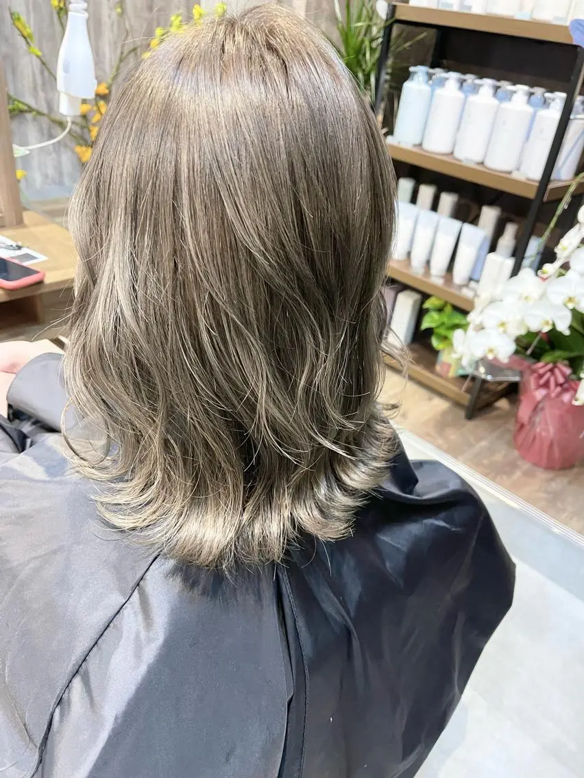 ミディアム カラー グレージュ 髪質改善で 憧れの潤艶美髪にのヘアスタイル
