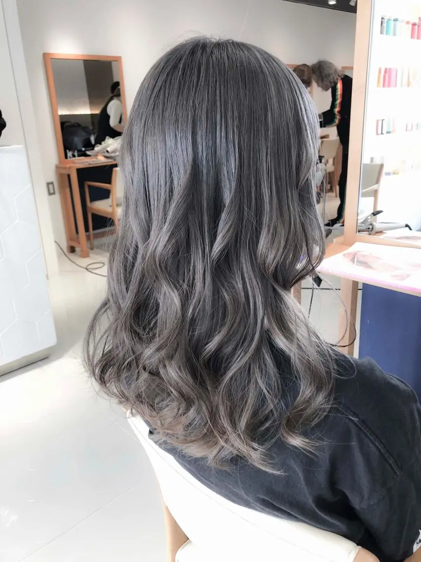 セミロング カラー アッシュ アッシュグレー アッシュグレージュ グレージュ ヘアカラー トリートメント Days 透明感カラーのヘアスタイル